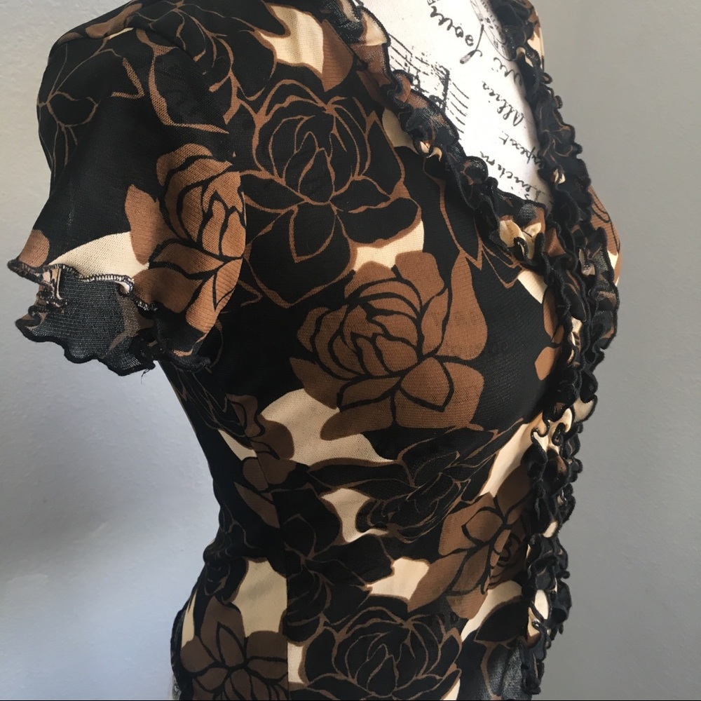 Women’s short sleeved ruffled top. Small